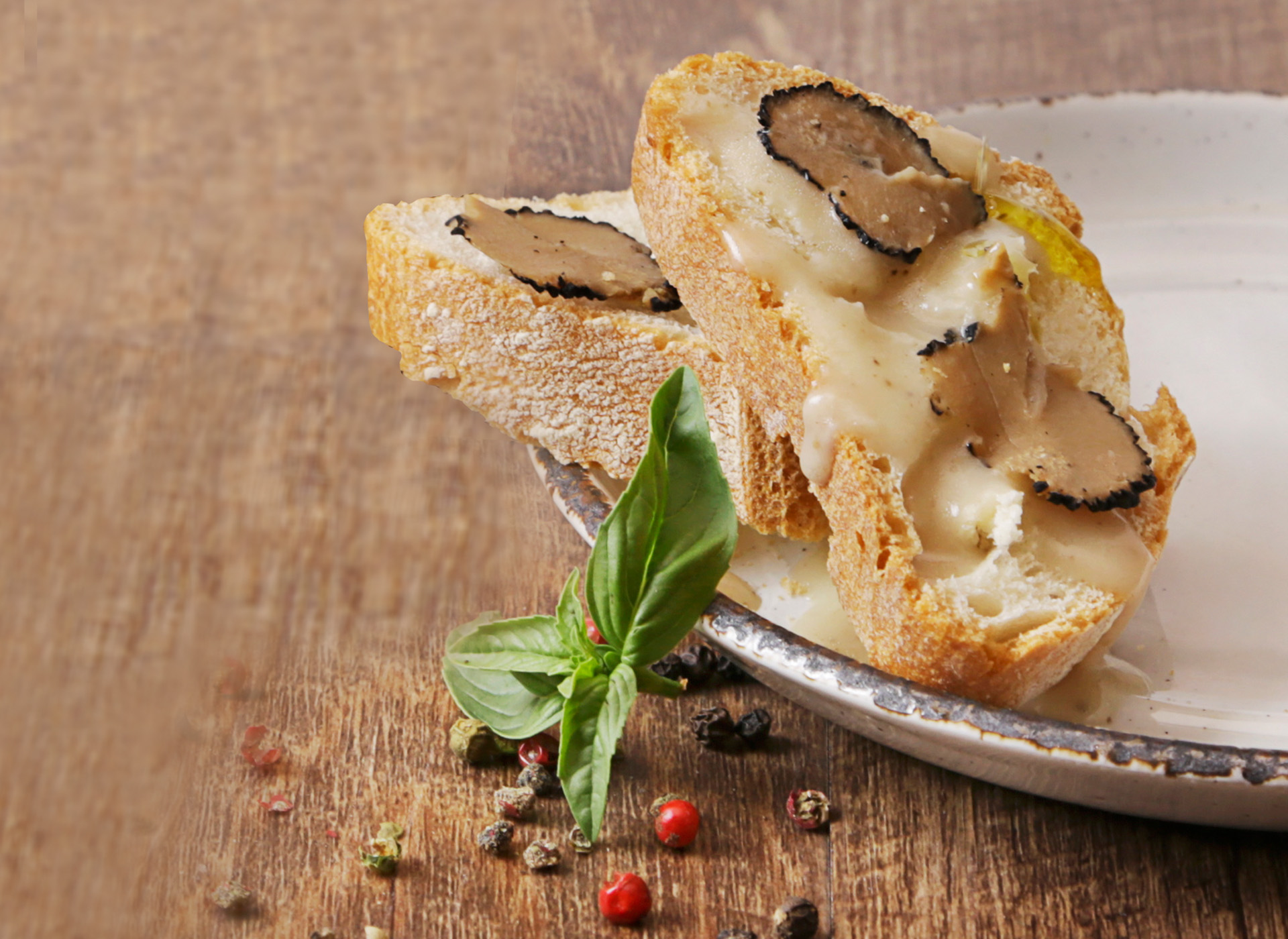 Bruschetta con crema di porcini e tartufo bianco Irene Ragni Tartufi